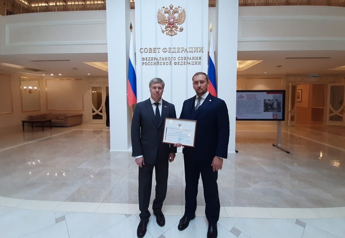 Заместителю главврача зеленоградской больницы вручили почетную грамоту и знак Совета Федерации
