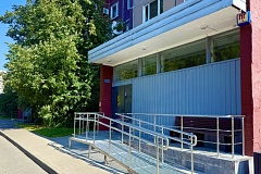 В районе Силино установили пандусы в подъездах и отремонтируют футбольное поле в 12 микрорайоне