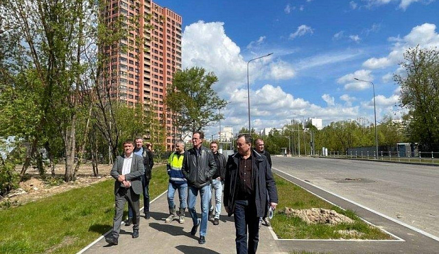 Префект ЗелАО Анатолий Смирнов в 19 микрорайоне, май 2025 года / Дмитрий Ерохин Префект ЗелАО Анатолий Смирнов в 19 микрорайоне, май 2025 года / Дмитрий Ерохин