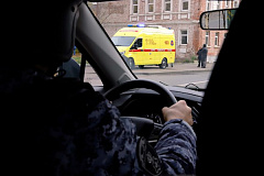 В Москве росгвардейцы оказали помощь женщине, получившей травму в результате ДТП